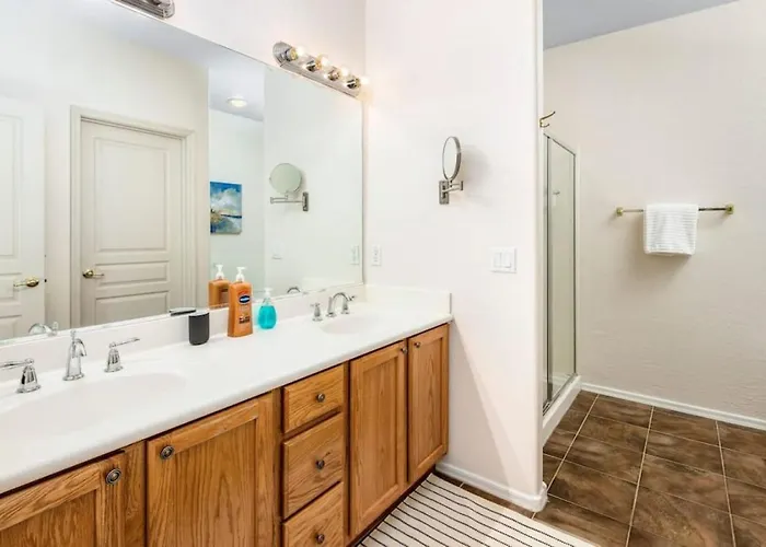 Luxury 3 Bedroom Office Den *